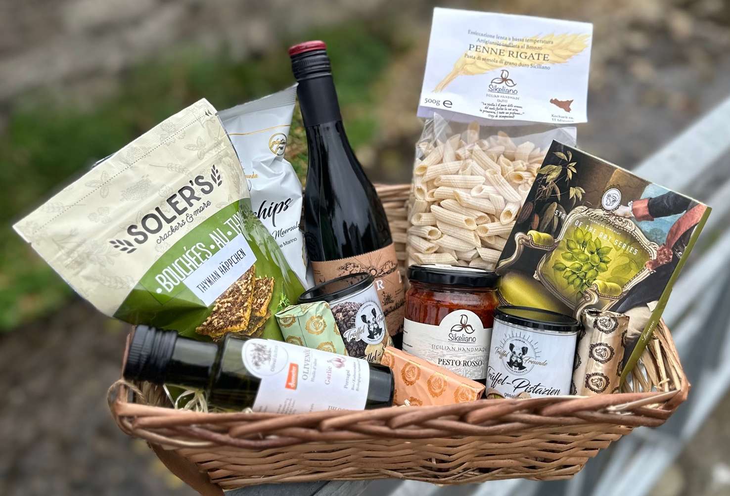 Geschenkkorb mit Wein, Pasta, Aufstrich und Knabbereien