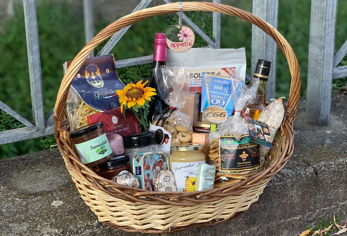 Großer Geschenkkorb mit Wein, Sardinendosen, Aufstrichen und weiteren Feinkostprodukten