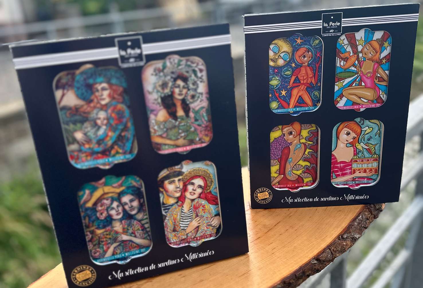 Geschenkboxen mit bunt illustrierten Sardinendosen